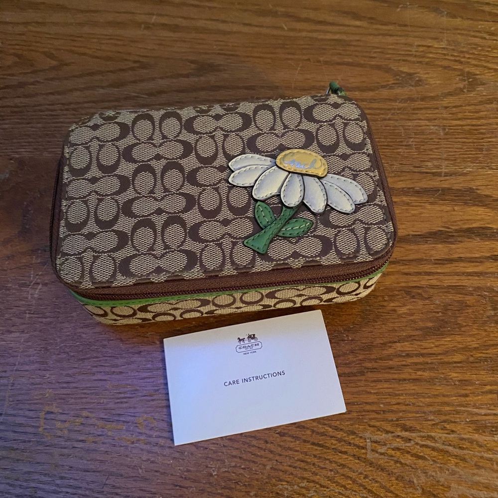 Signature Coach travel Jewelry Zip Around case with Daisy